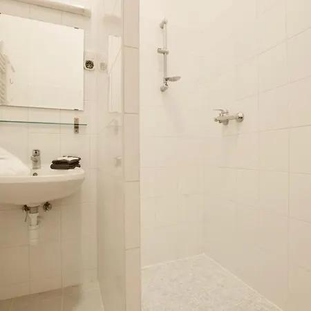 Budget By Hi5 - Palace Quarter Apartment Budapest